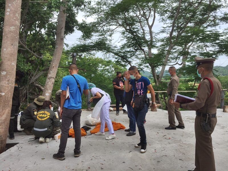 คณะกรรมการวัด ได้กลิ่นเหม็นเน่า เดินตามหาแทบช็อก พบศพชาย ดับปริศนา ใต้ฐานมณฑปวัดในพื้นที่ จ.ลพบุรี