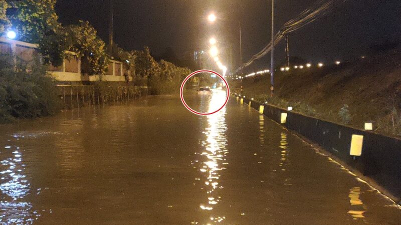 สภาพรถที่จอดดับอยู่กลางน้ำที่ท่วมขัง