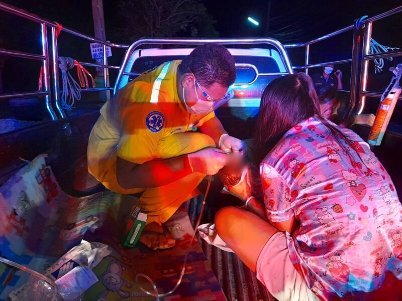 สาววัย 28 ปี สุดอั้น คลอดลูกคนที่ 3 บนรถกระบะ ริมถนนในพื้นที่ อ.ศรีราชา จ.ชลบุรี เพื่อนบ้านช่วยระทึก