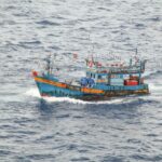 เรือหลวงสัตหีบ เร่งนำเรือประมง-ร่างไต๋เรือ กลับเข้าฝั่ง