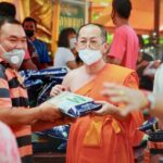 วัดไผ่เหลือง มอบข้าวสาร-น้ำดื่ม บรรเทาความเดือดร้อนประชาชน