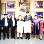 รมว.แรงงาน รับมอบชุด PPE พร้อมเยี่ยมชมจุดฉีดวัคซีน บริษัท โรงงานฟุตบอลล์ไทย
