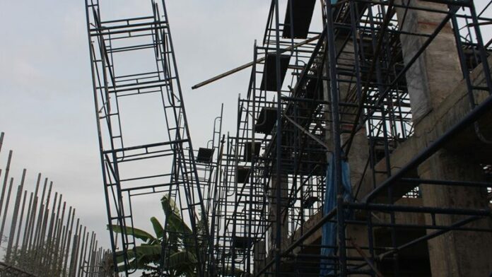 ร่วงนั่งร้าน
