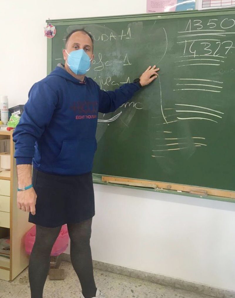 ครูผู้ชายในสเปนแห่ใส่ “กระโปรง”