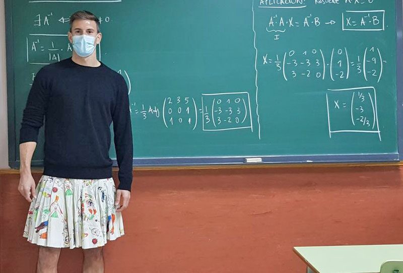 ครูผู้ชายในสเปนแห่ใส่ “กระโปรง”
