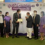 รมว.แรงงาน รับมอบชุด PPE พร้อมเยี่ยมชมจุดฉีดวัคซีน บริษัท โรงงานฟุตบอลล์ไทย