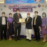 รมว.แรงงาน รับมอบชุด PPE พร้อมเยี่ยมชมจุดฉีดวัคซีน บริษัท โรงงานฟุตบอลล์ไทย
