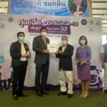 รมว.แรงงาน รับมอบชุด PPE พร้อมเยี่ยมชมจุดฉีดวัคซีน บริษัท โรงงานฟุตบอลล์ไทย