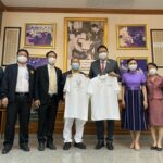 รมว.แรงงาน รับมอบชุด PPE พร้อมเยี่ยมชมจุดฉีดวัคซีน บริษัท โรงงานฟุตบอลล์ไทย