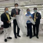 รมว.แรงงาน รับมอบชุด PPE พร้อมเยี่ยมชมจุดฉีดวัคซีน บริษัท โรงงานฟุตบอลล์ไทย