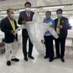 รมว.แรงงาน รับมอบชุด PPE พร้อมเยี่ยมชมจุดฉีดวัคซีน บริษัท โรงงานฟุตบอลล์ไทย