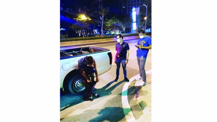 เกาะติดโปลิศ‘ลุมพินี’ ล่าพิชิตหนุ่มพิเรนทร์ ‘ขยำก้น’แหม่มไลฟ์สด