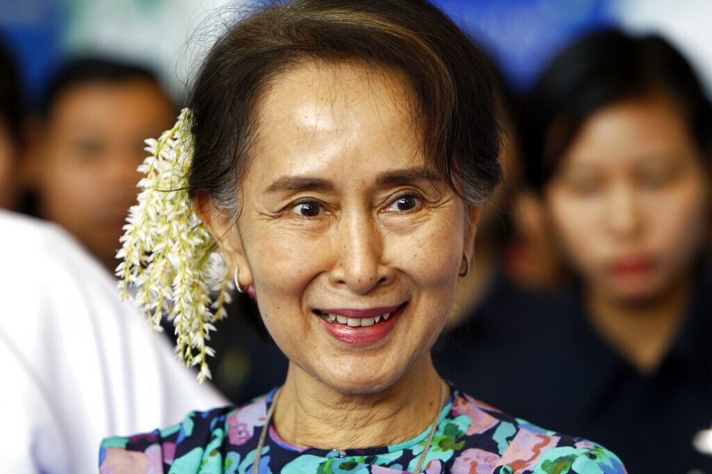 นางออง ซาน ซู จีประดับผมด้วยดอกไม้
