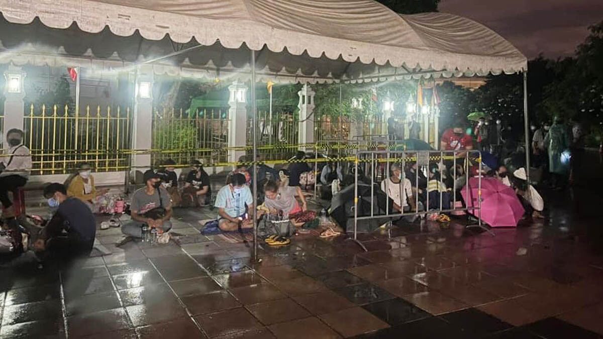 ตามคาด! สรยุทธ เปิดภาพ ปชช.ปักหลักข้ามคืน รอตรวจโควิด หน้าวัดพระศรีฯ ท่ามกลางฝนตก