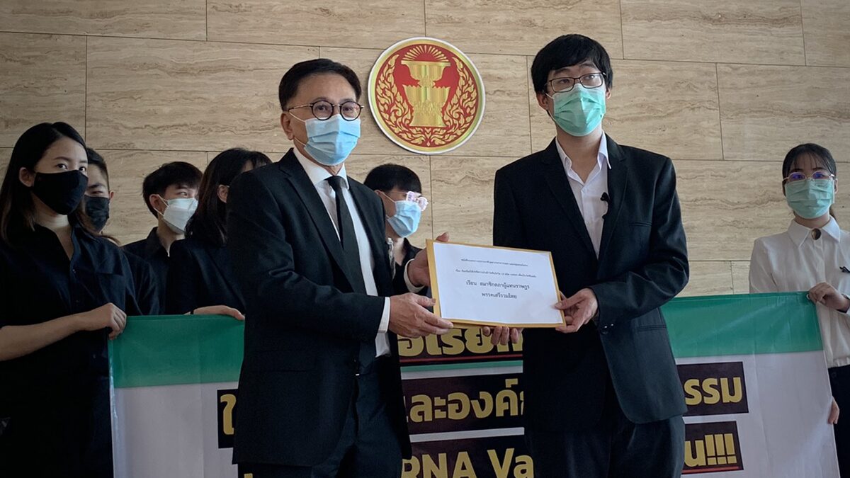 หมอไม่ทน แต่งดำ บุกสภา ร้องรัฐเร่งนำเข้าวัคซีน ‘คุณภาพดี’ ฉีดให้หมอ-ประชาชน