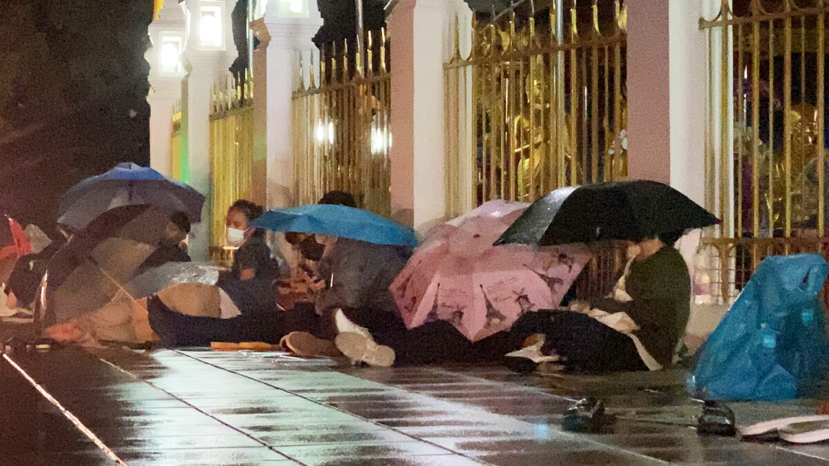 แพทย์ชนบท ชี้ วัคซีนมีน้อย ตรวจหาโควิดต้องเข้าคิวข้ามคืน แบบนี้ประเทศไม่รอด