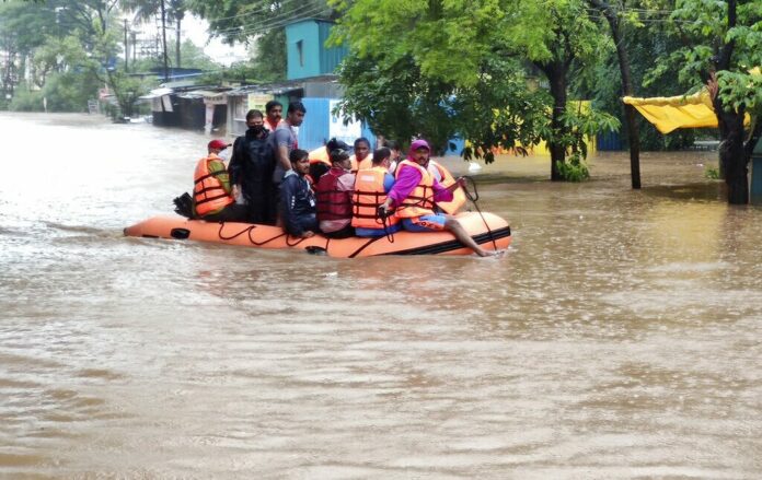 ฝนถล่มอินเดียหนักขึ้นเรื่อยๆ