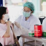 "ราชวิทยาลัยจุฬาภรณ์" จัดกิจกรรมสานหัวใจทำความดี ฉีดวัคซีน ให้กับผู้พิการ "การได้ยิน"