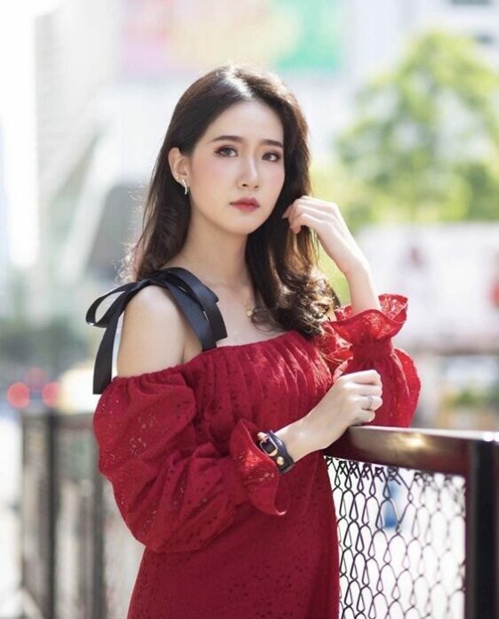 ปิ๊ง จิดาภา ยกมือไหว้
