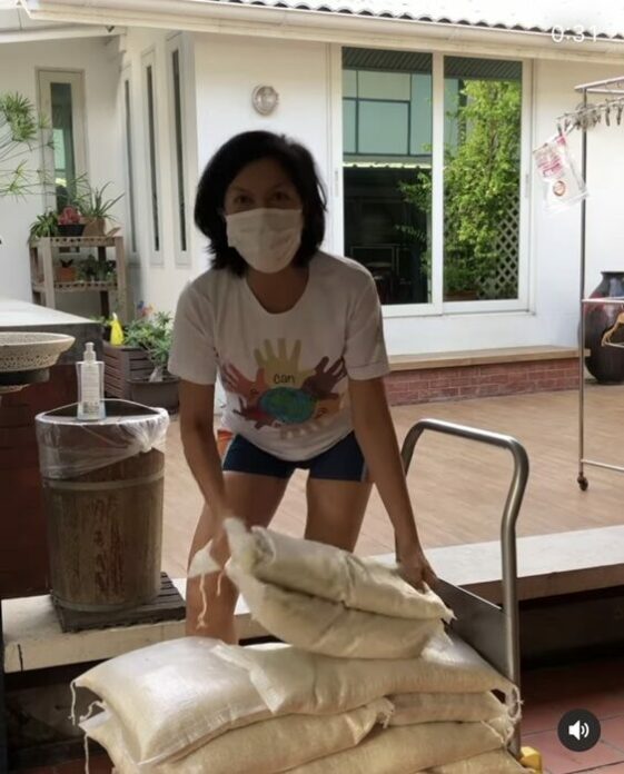 ท็อป ดารณีนุช ได้รับบริจาคข้าวสาร