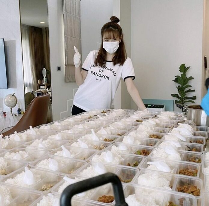 แกรนด์ - เด่นคุณ ร่วมกันทำข้าวกล่อง