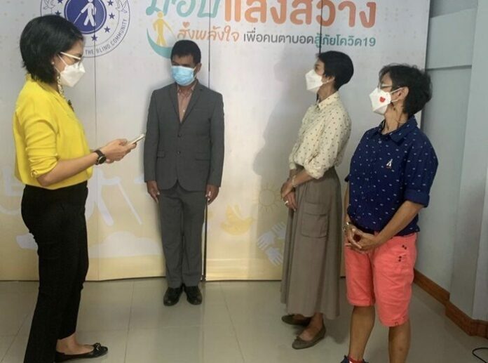 ท็อป ดารณีนุช เป็นตัวแทนมอบ