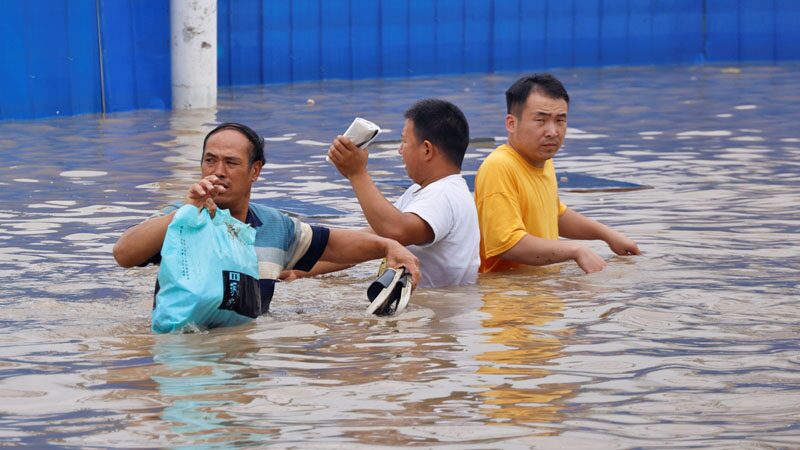 ขึ้นที่สูง-พ้นน้ำท่วม ก่อนกู้ภัยรุดช่วยทัน