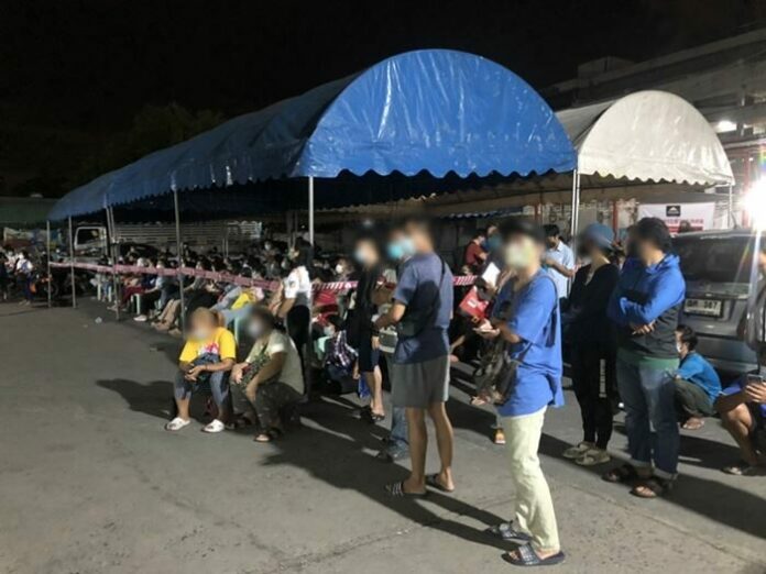สาวเบียดเอาคิวตรวจโควิด เปิดใจ เหตุชุลมุน ท้อใจเข้าถึงตรวจแสนลำบาก