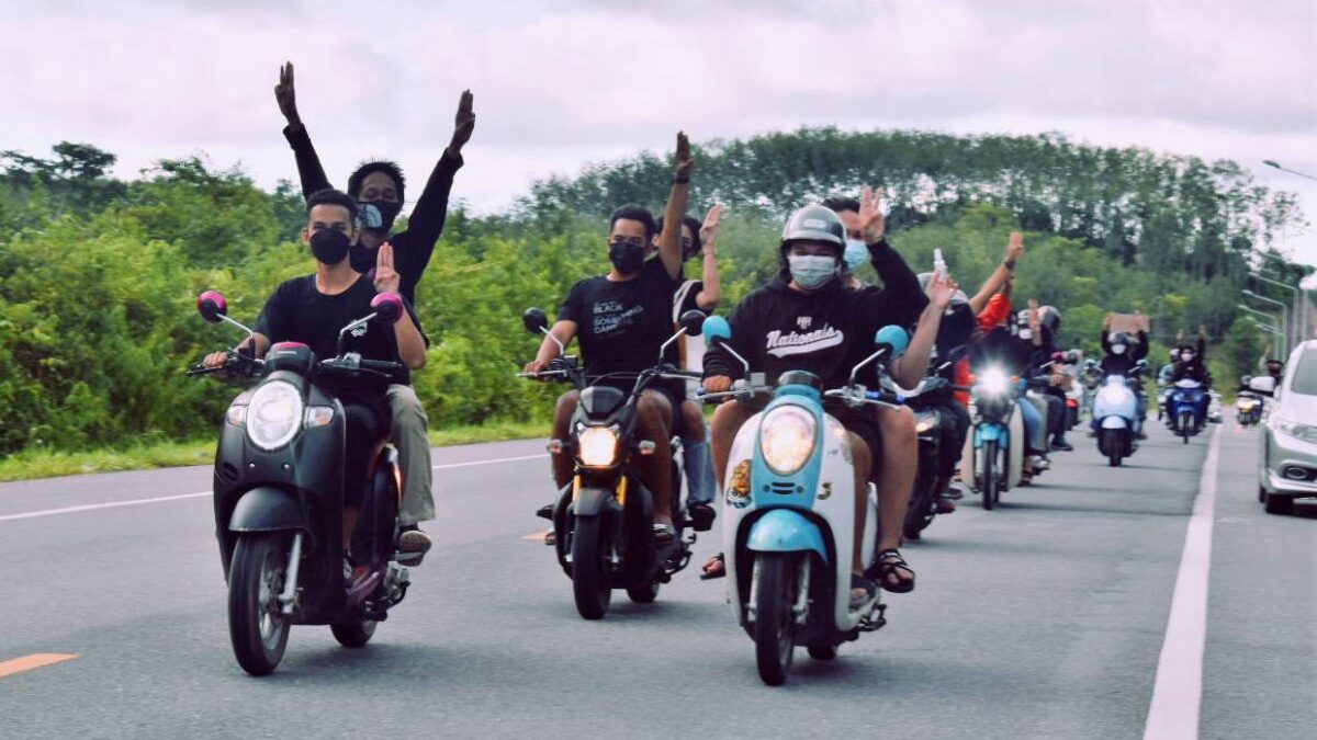 คาร์ม็อบสตูล รวมตัว ชู 3 นิ้ว ไล่ประยุทธ์ ลั่นมาด้วยใจ ไม่มีใครจ้าง