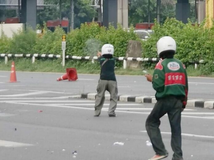 สุนยาง-ปะทะ-ไทยประดิษฐ์