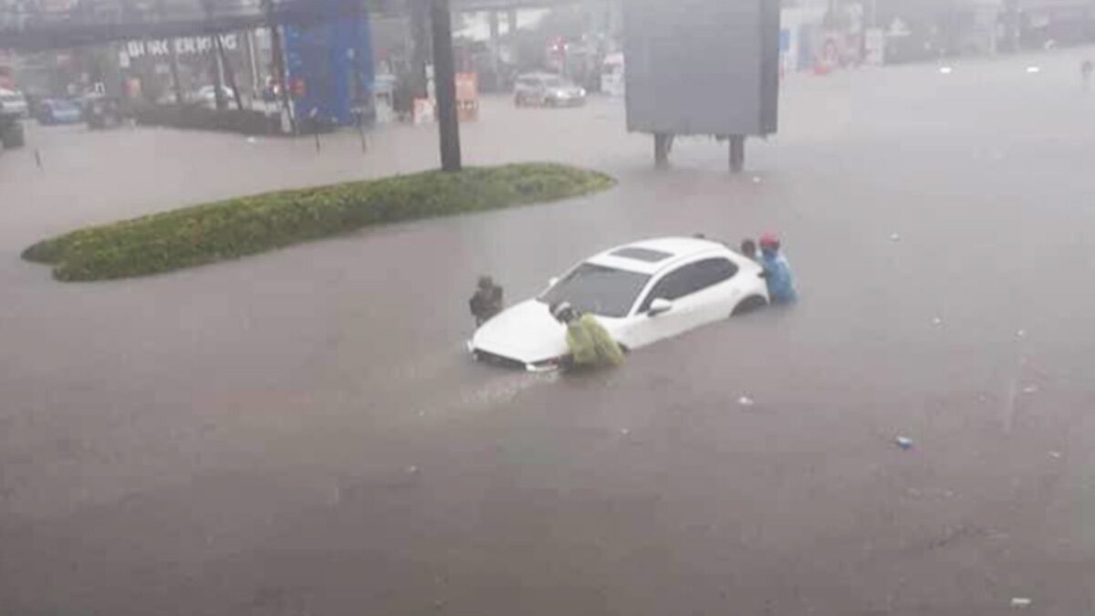 สภาพอากาศวันนี้ อุตุฯ เตือนฝนถล่มทั่วไทย ระวังท่วมฉับพลัน กทม.ไม่รอด ตกร้อยละ 80