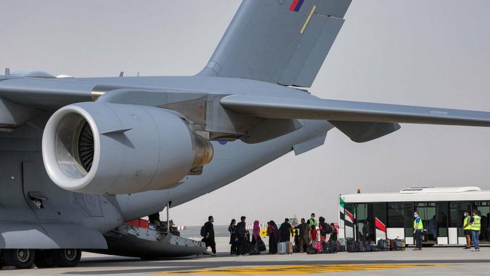 Los afganos vuelan desde C-17 a los Emiratos Árabes Unidos