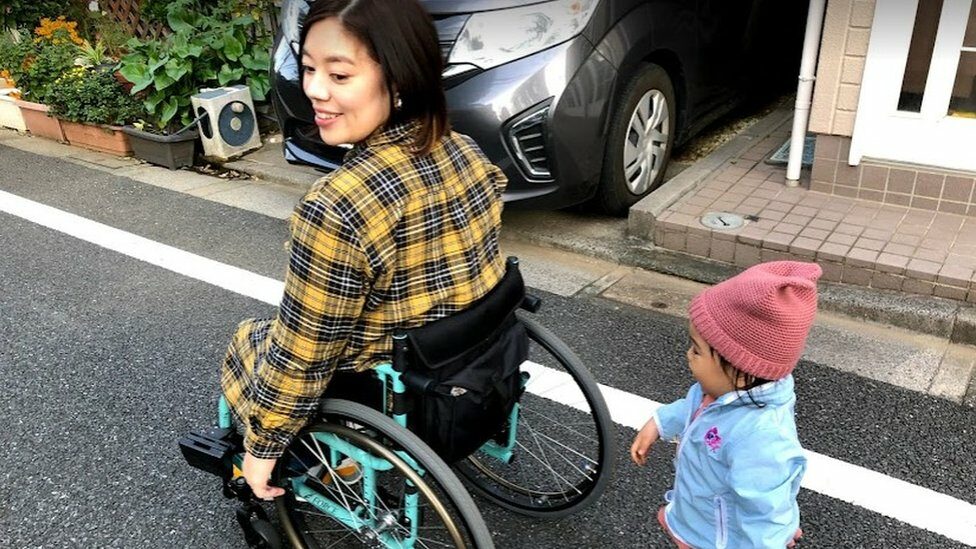 มิซูกินั่งรถเข็น กับลูกสาวคนหนึ่งอยู่ข้างหลัง