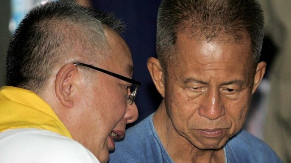 นายสนธิพูดคุยกับ พล.ต. จำลอง