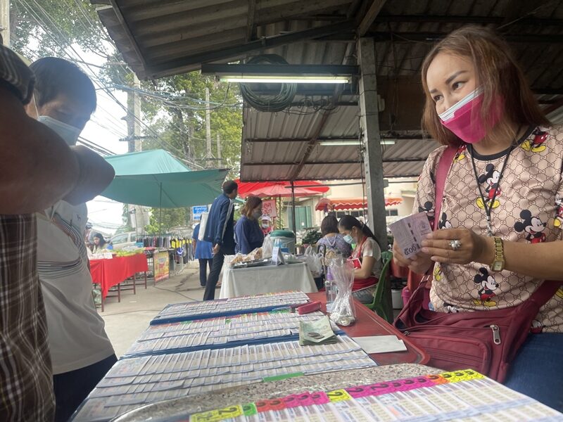 หวยเด็ดเชียงใหม่ มาแล้ว แห่ซื้อ เลขแม่น้ำหนึ่ง เกลี้ยงแผง เผย เลขมงคล-วันเกิดบิ๊กป้อม ก็ขายดี