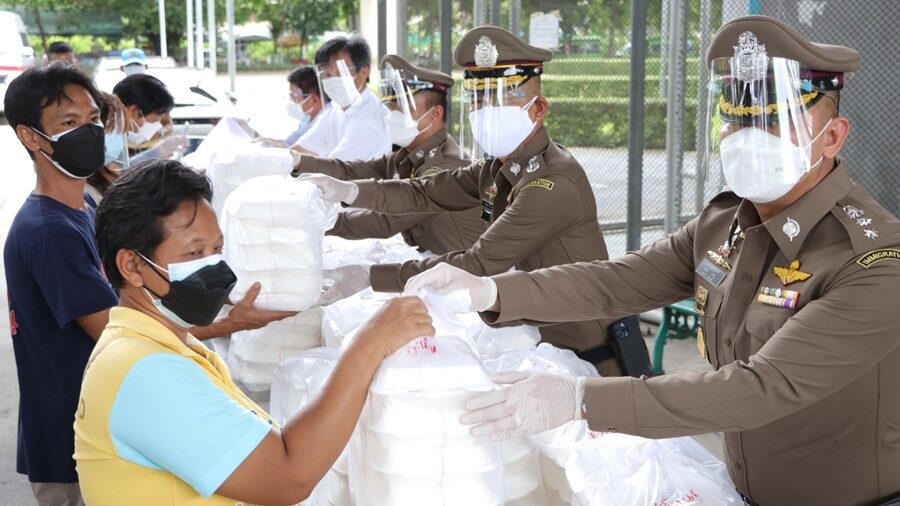 ผบช.สตม. มอบอาหาร-ชุดป้องกันโควิดให้ 4 ชุมชน ตามโครงการตร.ห่วงใย ใส่ใจประชาชน