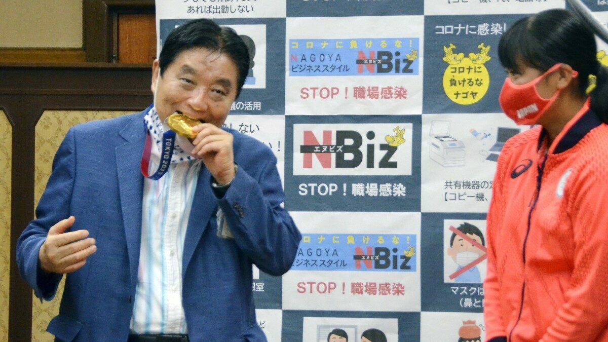 นักซอฟต์บอลสาวญี่ปุ่น ได้เหรียญทองอลป.ใหม่หลังถูกนายกเทศมนตรีนาโกยานำไปกัด