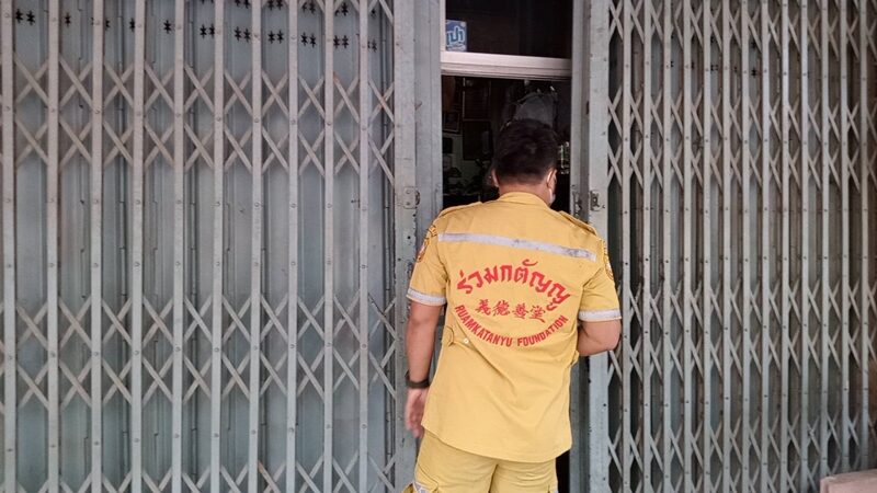 ลูกชายสุดช็อก เจ้าของร้านชำ วัย 80 ปี เครียดพิษเศรษฐกิจ โรคประจำตัวรุมเร้า ก่อนจบชีวิตสลดคาบ้านในพื้นที่ จ.สมุทรปราการ