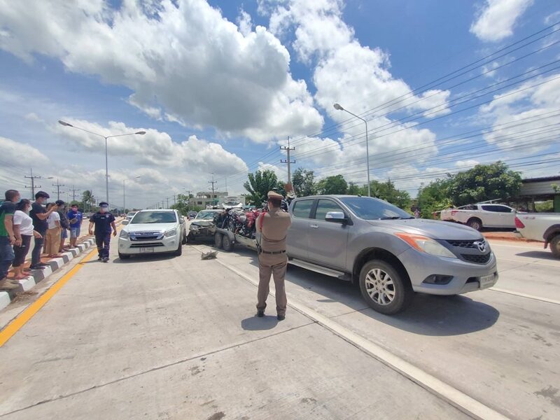 วงจรปิด 4 แยกละหาน จ.ชัยภูมิ จับภาพนาทีระทึก กระบะหลับใน พุ่งเสยท้ายรถยนต์จอดติดไฟแดง 6 คันรวด