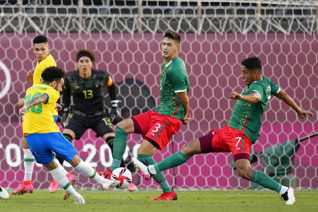 T'QUIO, TO - 03.08.2021: TOKYO 2020 OLYMPIAD TOKYO - Renier do Brasil  celebrates scoring decisive penalty during the Mexico-Brazil soccer game at  the Tokyo 2020 Olympic Games held in 2021, the game