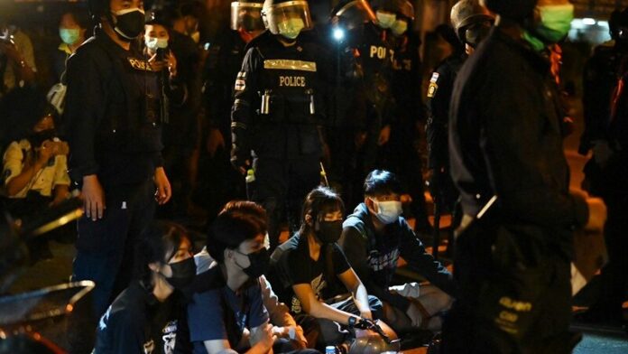 จับชุมนุม