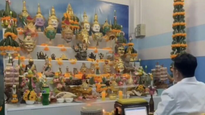 น้าโย่ง เชิญยิ้ม จัดพิธีไหว้ครู