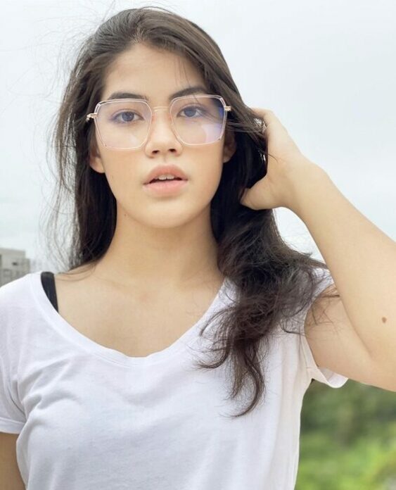 ชาร์เลท วาศิตา โชว์ใบประกาศนียบัตร
