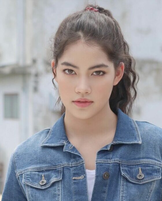 ชาร์เลท วาศิตา โชว์ใบประกาศนียบัตร