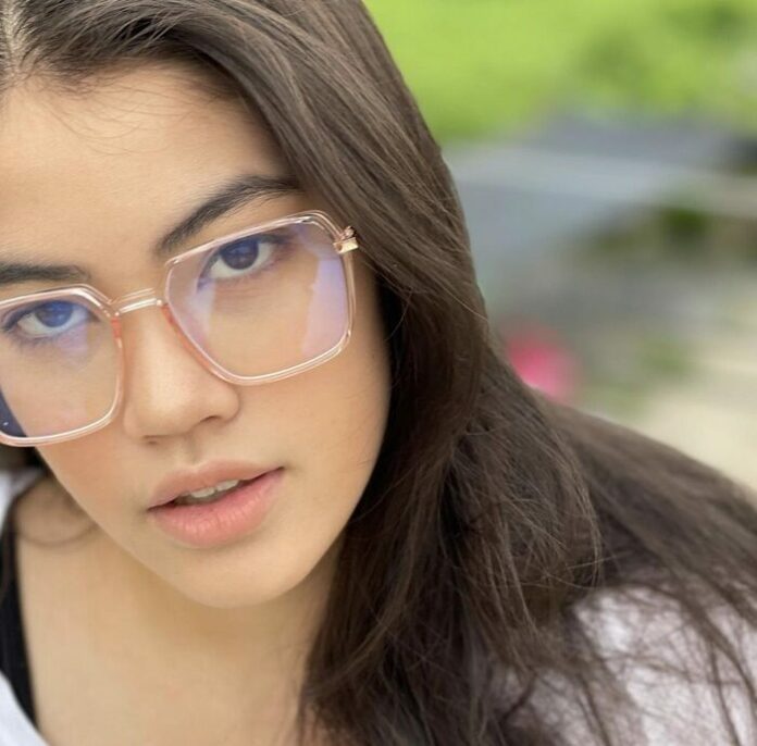 ชาร์เลท วาศิตา โชว์ใบประกาศนียบัตร