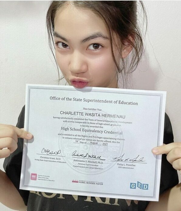 ชาร์เลท วาศิตา โชว์ใบประกาศนียบัตร