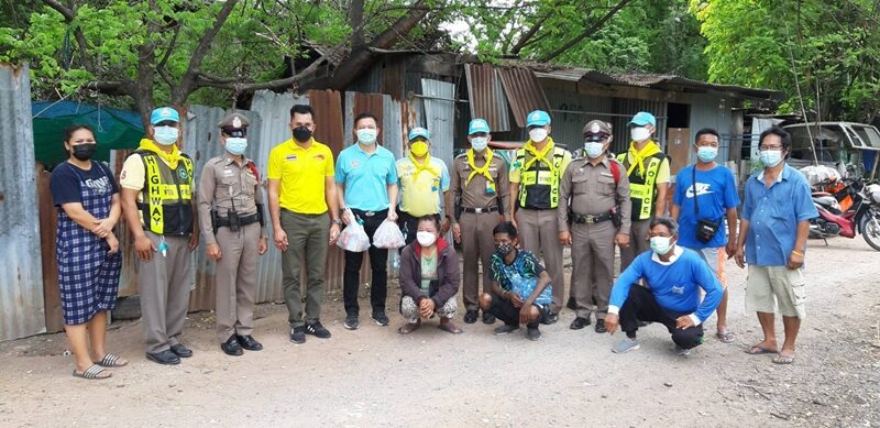 จิตอาสา 904 ตำรวจทางหลวงโคราช ร่วมกับหน่วยงานที่เกี่ยวข้อง มอบถุงต่อชีวิต-ถุงปันสุข ให้ผู้กักตัว