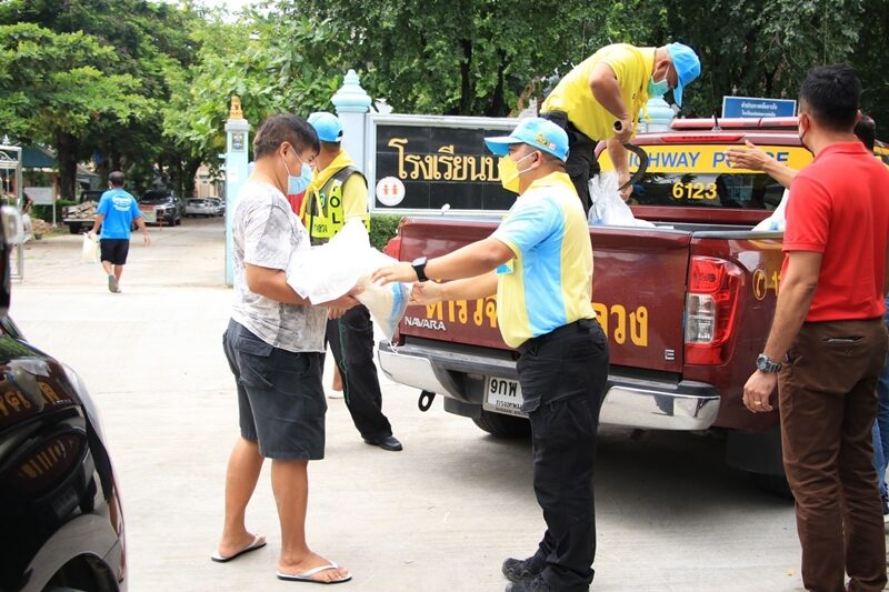 ตำรวจทางหลวง จับมือ จิตอาสา ภาคเอกชน ลงพื้นที่ช่วยเหลือชาวบ้านในพื้นที่ เทศบาลเมืองนครราชสีมากว่า 100 หลังคาเรือน