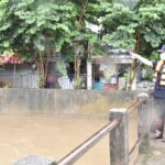 ฝนตกหนัก น้ำท่วมฉับพลัน ทหารพัฒนาเข้าช่วยเหลือประชาชน แจกน้ำ​ดื่ม ล้างบ้าน​ ล้างถนน