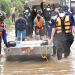 ฝนตกหนัก น้ำท่วมฉับพลัน ทหารพัฒนาเข้าช่วยเหลือประชาชน แจกน้ำ​ดื่ม ล้างบ้าน​ ล้างถนน
